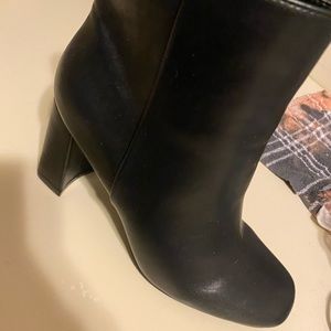 Brand new pair of black boots.